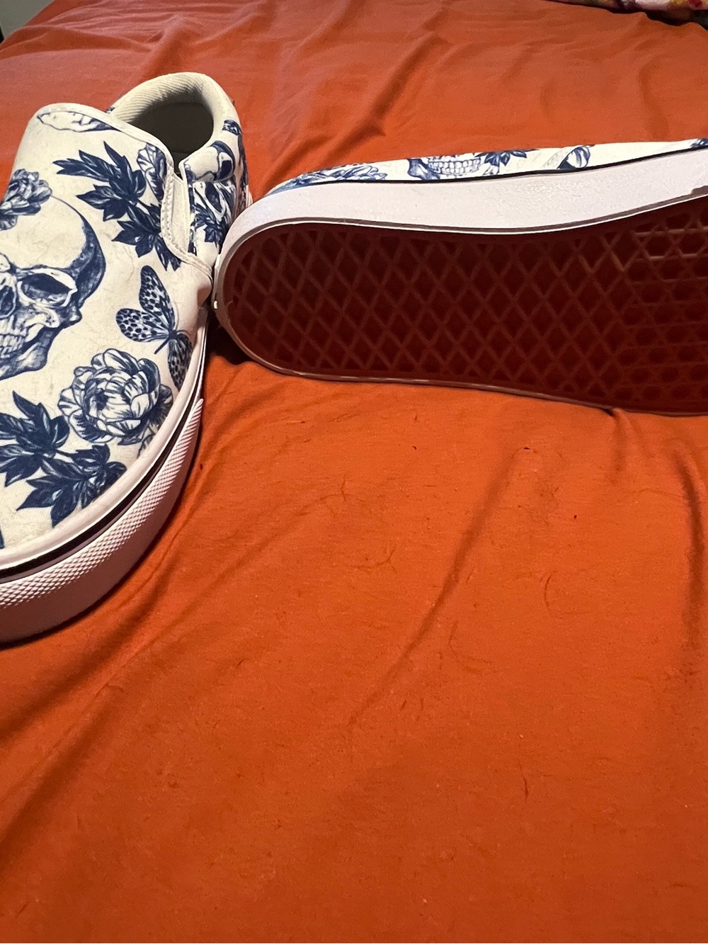 Never worn RAAD Shop Men's White & Navy Skull Floral Slip-On Loafers - Picture 2 of 2